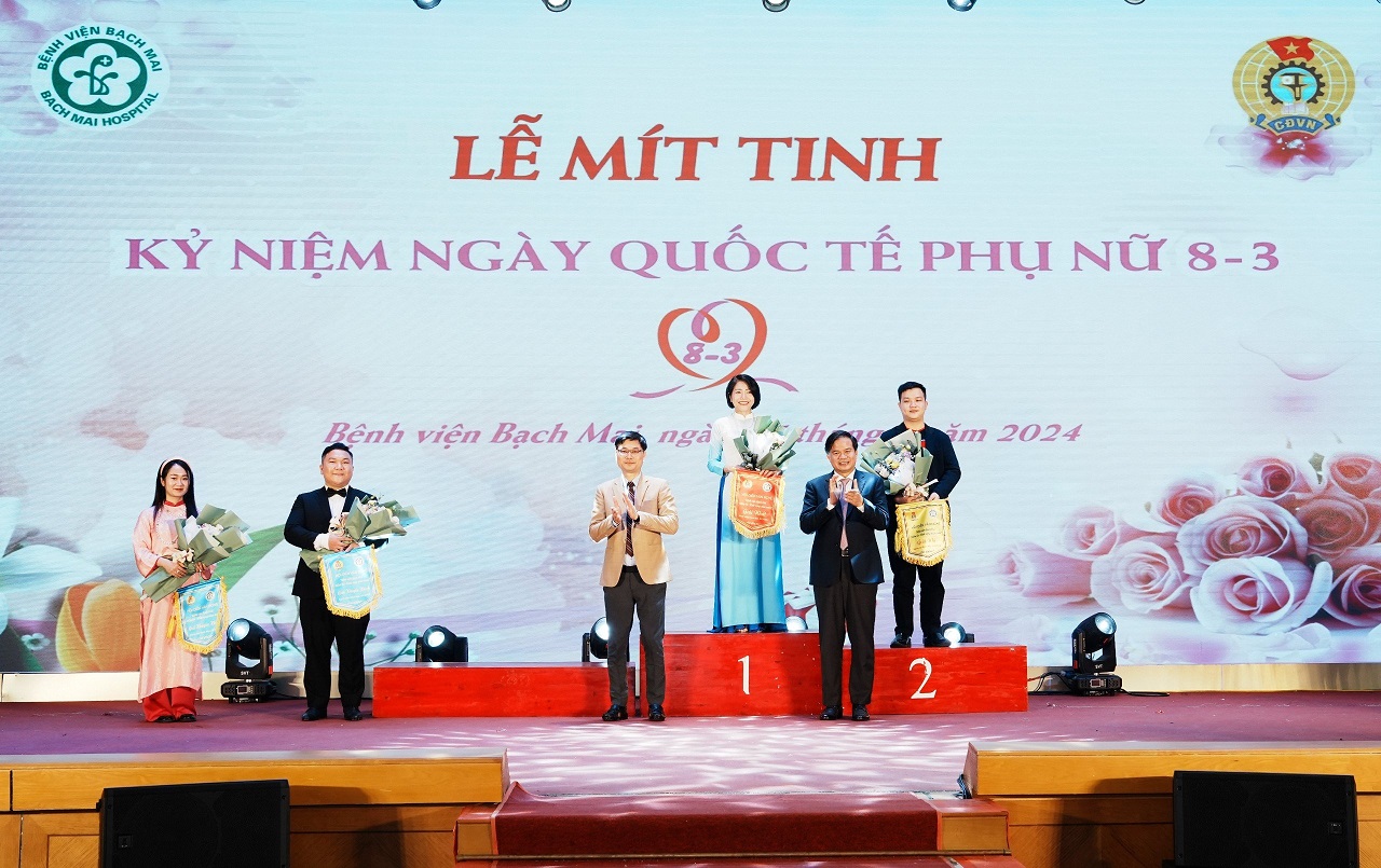 Nữ thầy thuốc Bạch Mai 'hoá thân' thành ca sĩ, nghệ sĩ - Ảnh 2.