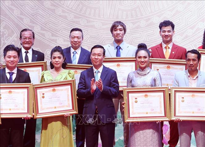 Chủ tịch nước: Các Nghệ sỹ Nhân dân, Nghệ sỹ Ưu tú thực sự là 'vốn quý của đất nước'- Ảnh 3. Chủ tịch nước: Các Nghệ sỹ Nhân dân, Nghệ sỹ Ưu tú thực sự là 'vốn quý của đất nước'- Ảnh 3.