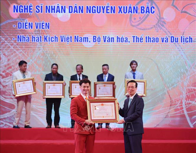 Chủ tịch nước: Các Nghệ sỹ Nhân dân, Nghệ sỹ Ưu tú thực sự là 'vốn quý của đất nước'- Ảnh 4. Chủ tịch nước: Các Nghệ sỹ Nhân dân, Nghệ sỹ Ưu tú thực sự là 'vốn quý của đất nước'- Ảnh 4.