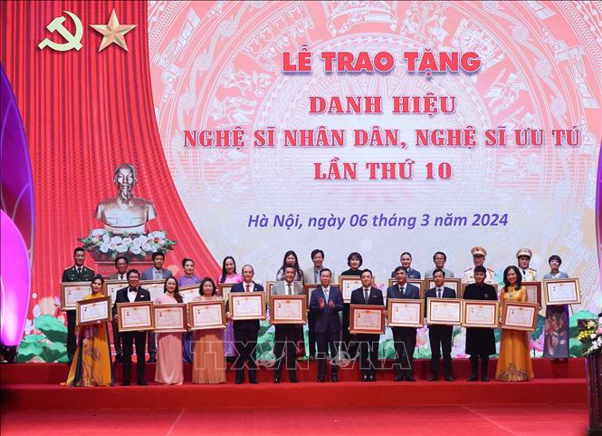 Chủ tịch nước: Các Nghệ sỹ Nhân dân, Nghệ sỹ Ưu tú thực sự là 'vốn quý của đất nước'- Ảnh 6. Chủ tịch nước: Các Nghệ sỹ Nhân dân, Nghệ sỹ Ưu tú thực sự là 'vốn quý của đất nước'- Ảnh 6.
