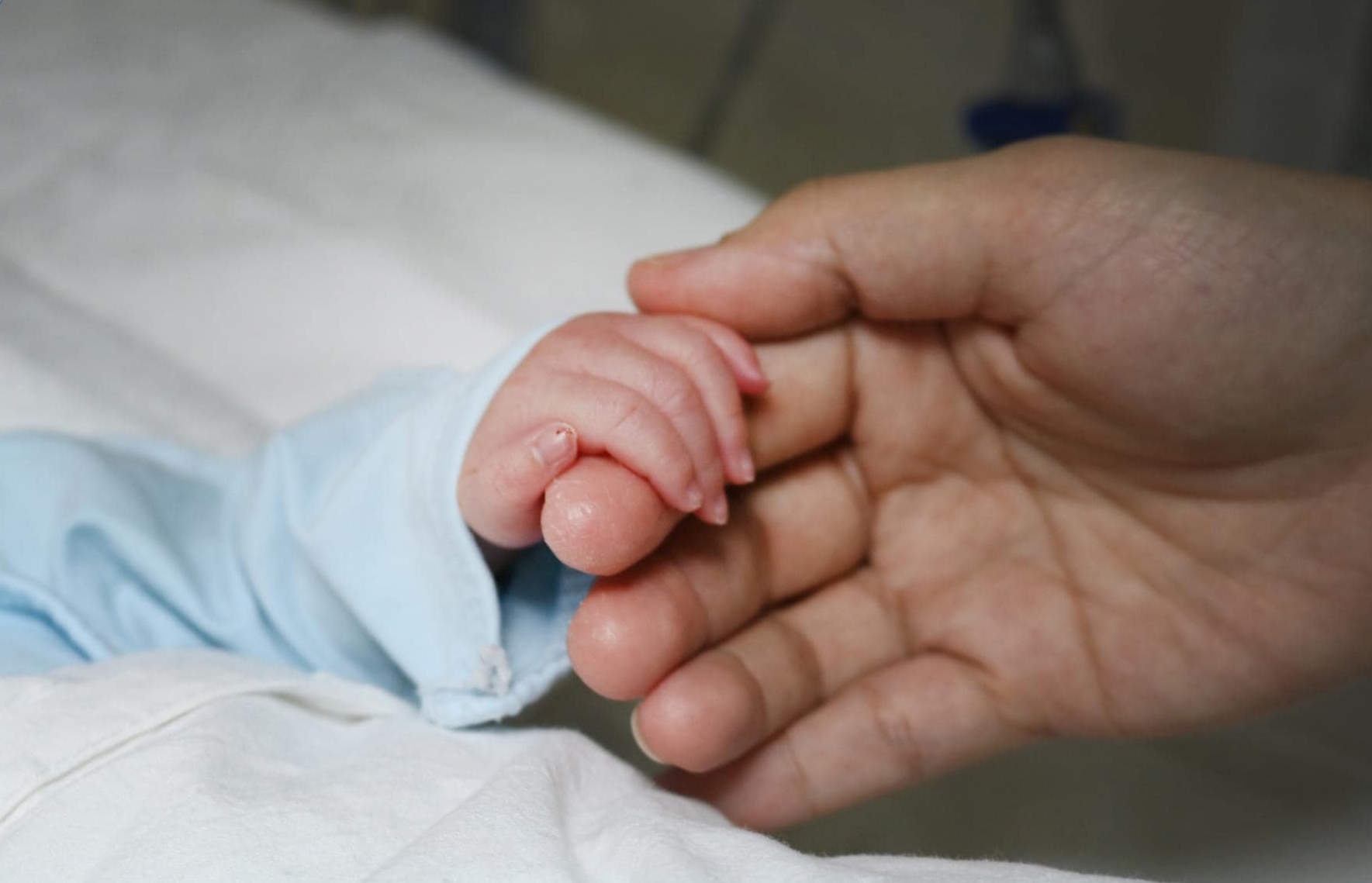 Cứu sản phụ 33 tuổi mang song thai vỡ tử cung 2 lần sinh con an toàn- Ảnh 1.