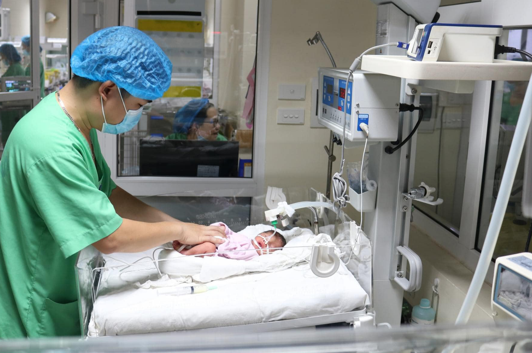 Cứu sản phụ 33 tuổi mang song thai vỡ tử cung 2 lần sinh con an toàn- Ảnh 2.