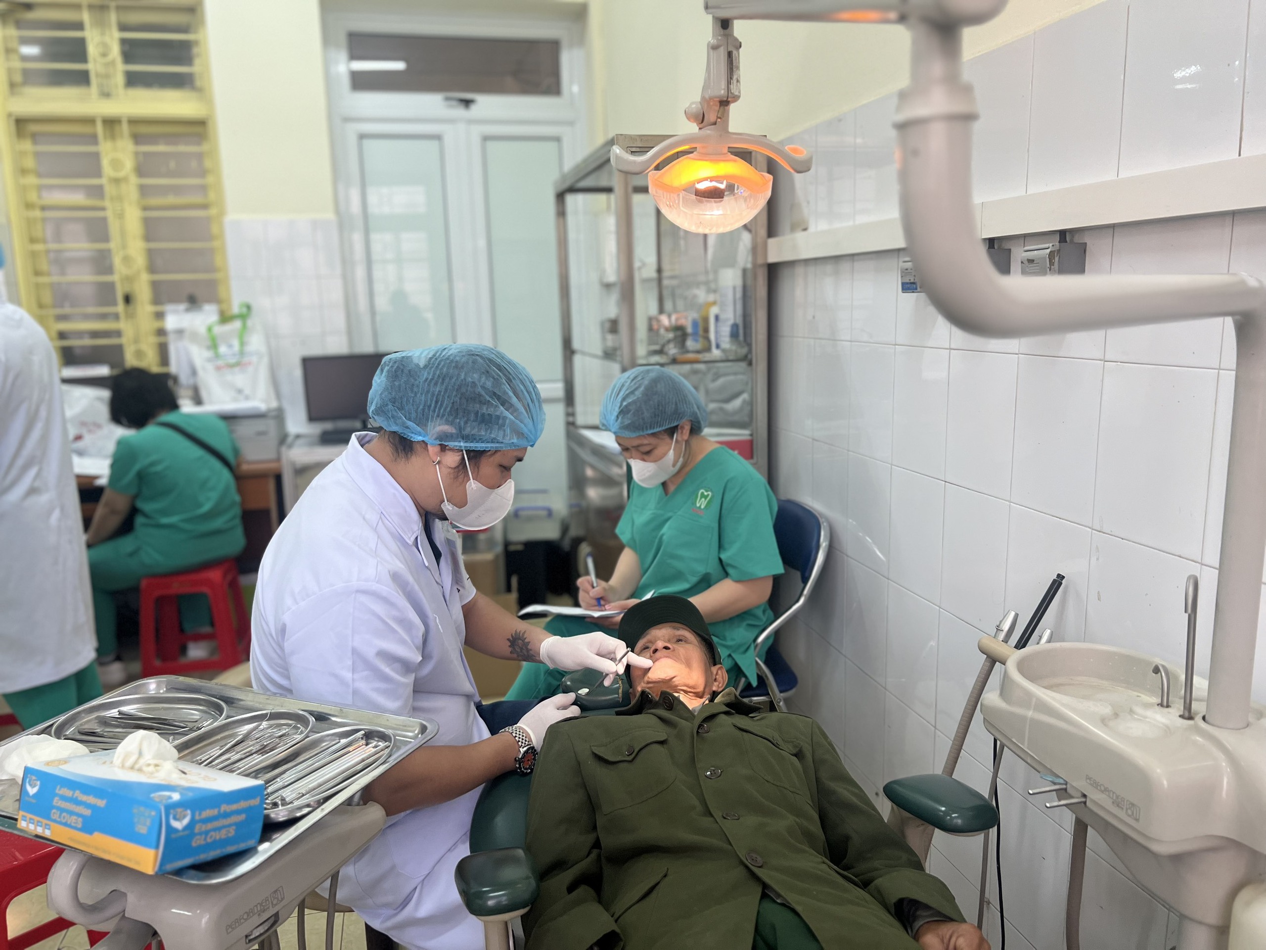 Chăm sóc sức khoẻ răng miệng, phẫu thuật miễn phí khuyết tật hàm mặt cho cựu chiến binh, trẻ em Điện Biên
- Ảnh 3.