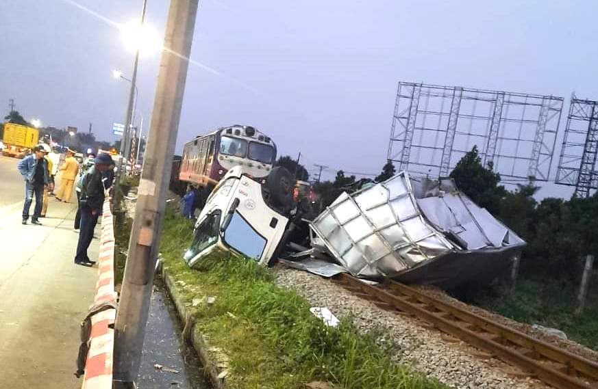 Băng qua đường sắt, xe ô tô tải bị tàu hỏa tông bẹp rúm, tài xế may mắn thoát nạn- Ảnh 1.