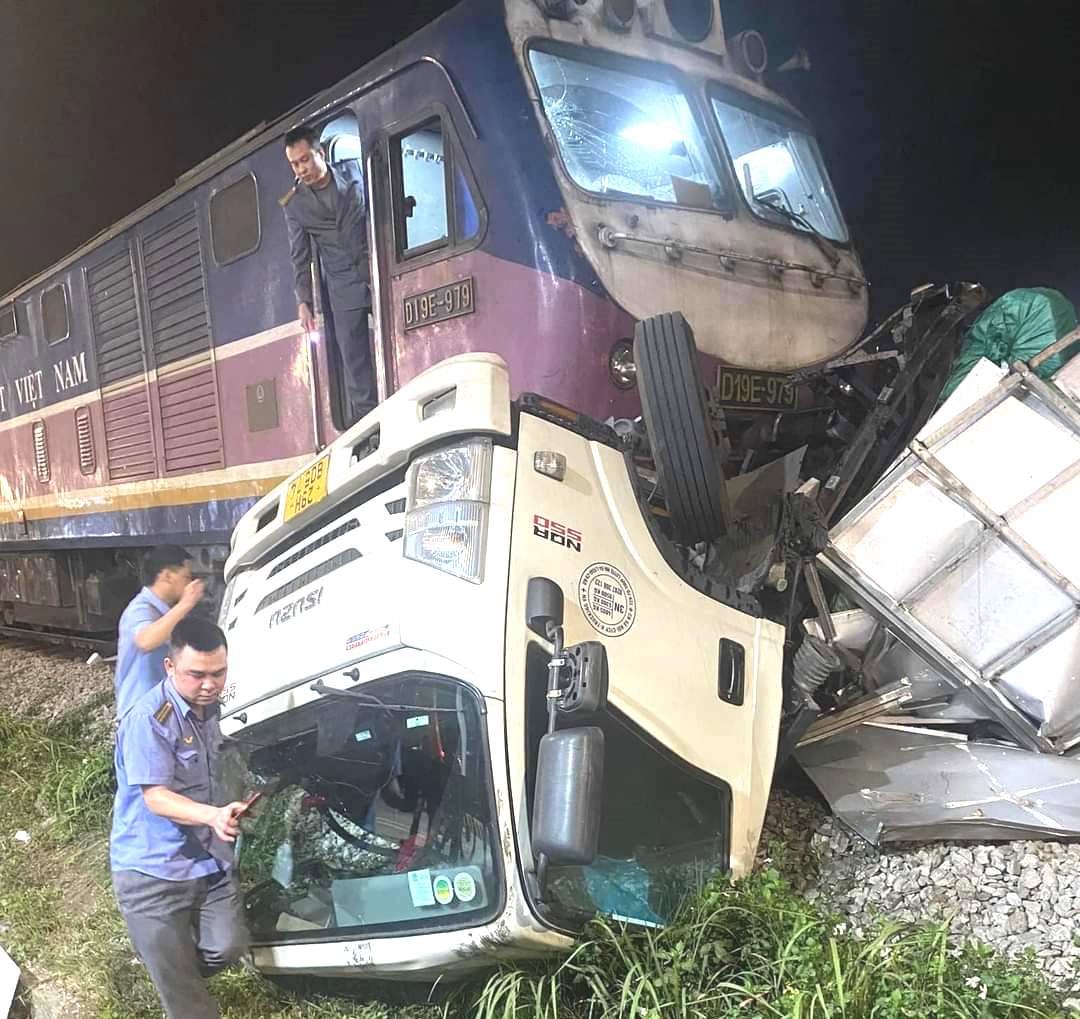 Băng qua đường sắt, xe ô tô tải bị tàu hỏa tông bẹp rúm, tài xế may mắn thoát nạn- Ảnh 2.