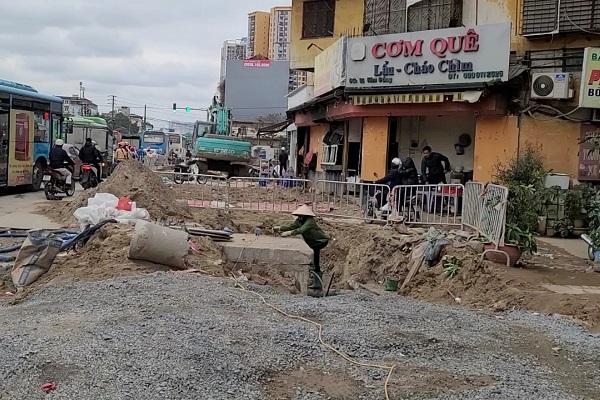 Người dân lo lắng vì đường cống thoát nước khu tập thể bị ‘bịt’ lại- Ảnh 1.