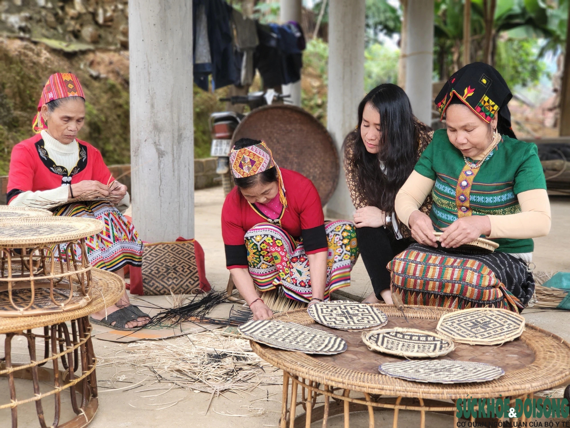 Phụ nữ vùng cao miệt mài làm nghề, gìn giữ nét đẹp nghề truyền thống- Ảnh 8.