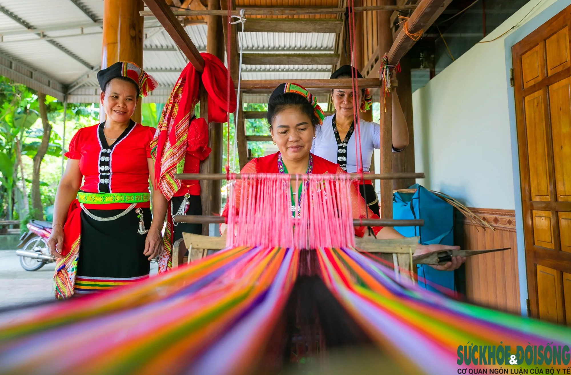 Phụ nữ vùng cao miệt mài làm nghề, gìn giữ nét đẹp nghề truyền thống- Ảnh 9.