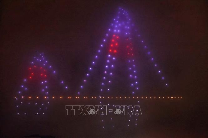 Lung linh màn trình diễn ánh sáng với 300 drone tại quận Tây Hồ- Ảnh 4.