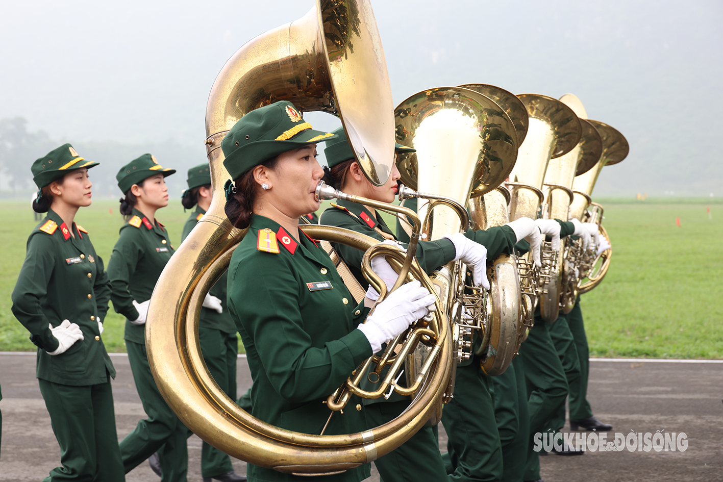 Những 'bóng hồng' vượt nắng luyện tập cho ngày diễu binh Kỷ niệm 70 năm Chiến thắng Điện Biên Phủ- Ảnh 9.