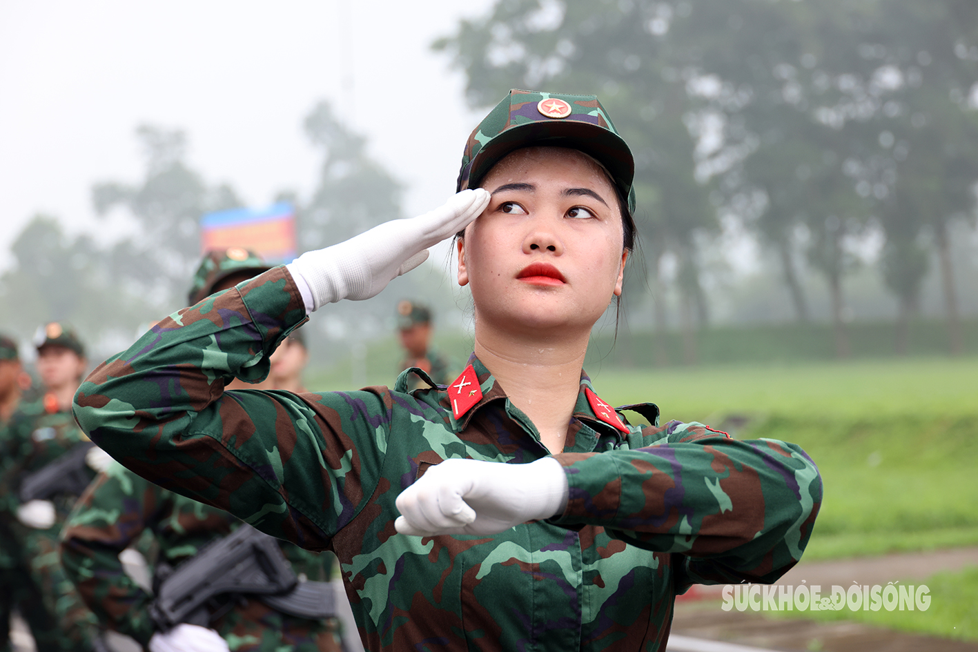 Những 'bóng hồng' vượt nắng luyện tập cho ngày diễu binh Kỷ niệm 70 năm Chiến thắng Điện Biên Phủ- Ảnh 1.