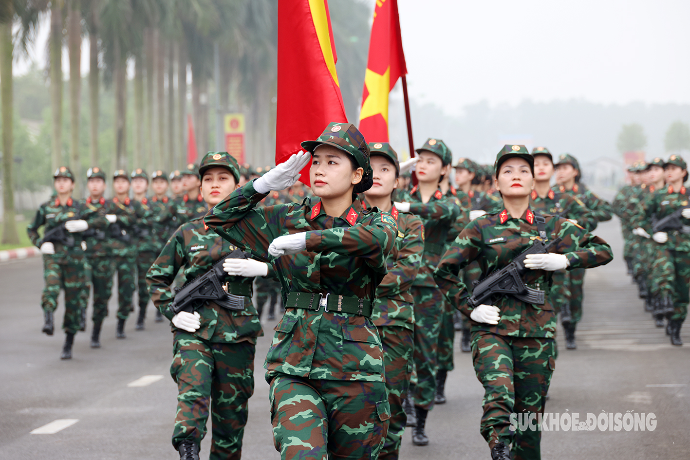 Những 'bóng hồng' vượt nắng luyện tập cho ngày diễu binh Kỷ niệm 70 năm Chiến thắng Điện Biên Phủ- Ảnh 11.