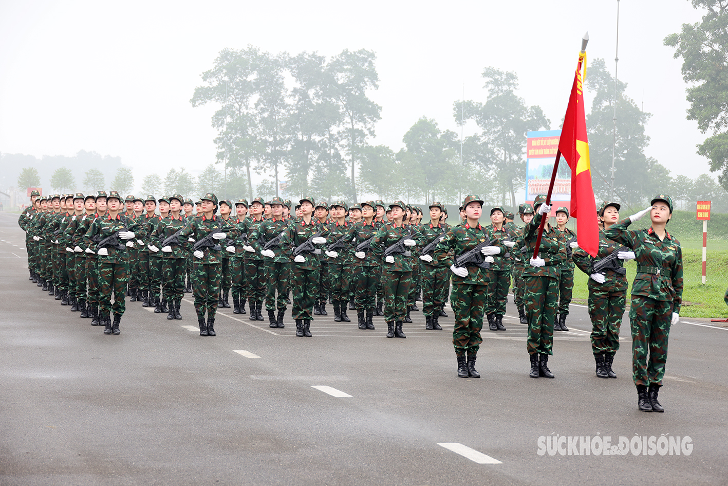 Những 'bóng hồng' vượt nắng luyện tập cho ngày diễu binh Kỷ niệm 70 năm Chiến thắng Điện Biên Phủ- Ảnh 12.
