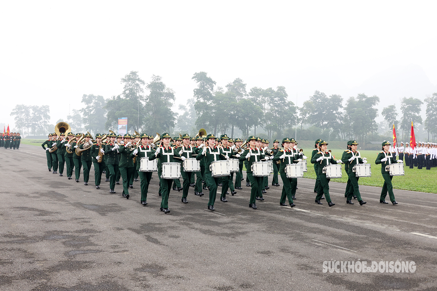 Những 'bóng hồng' vượt nắng luyện tập cho ngày diễu binh Kỷ niệm 70 năm Chiến thắng Điện Biên Phủ- Ảnh 2.
