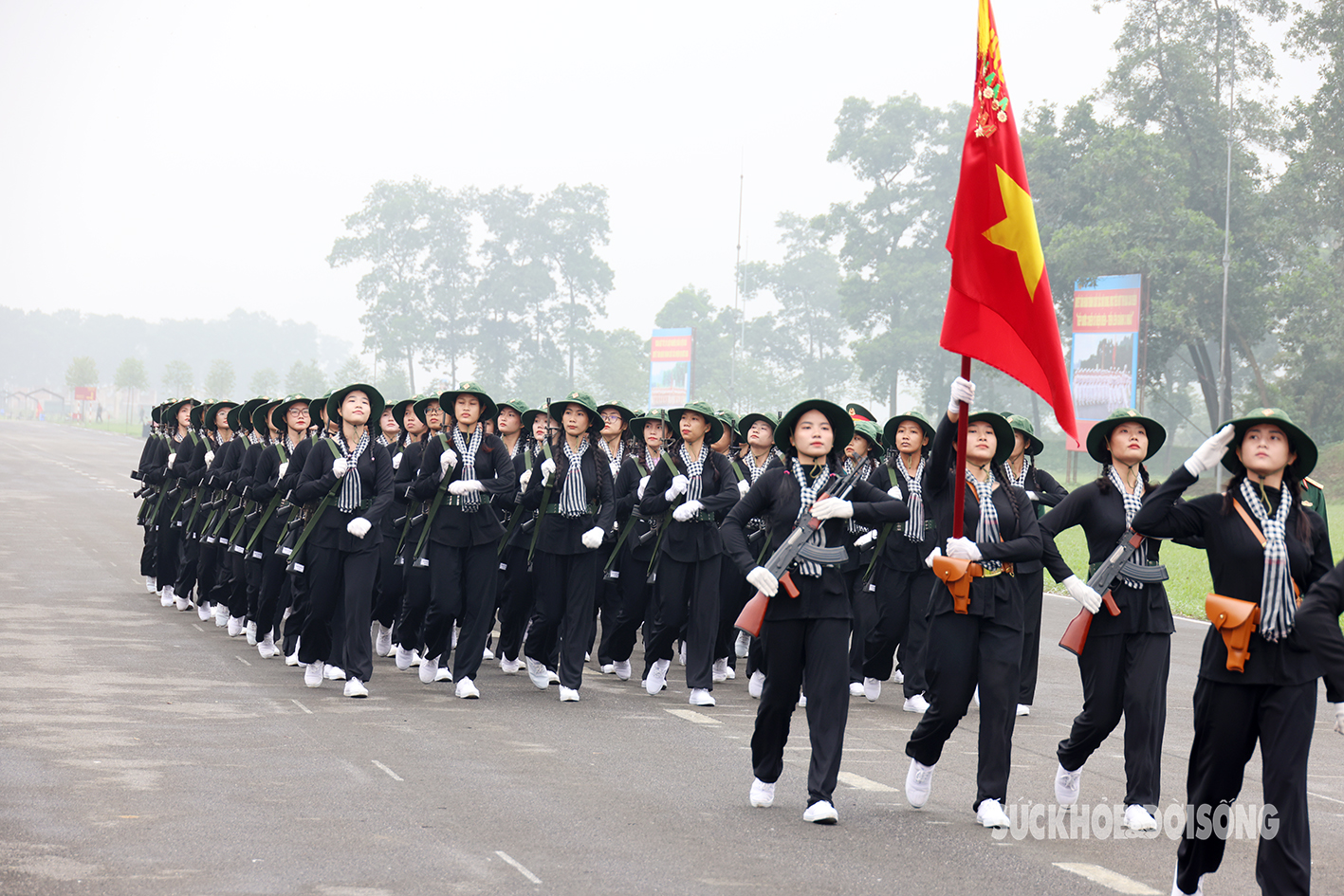 Những 'bóng hồng' vượt nắng luyện tập cho ngày diễu binh Kỷ niệm 70 năm Chiến thắng Điện Biên Phủ- Ảnh 5.