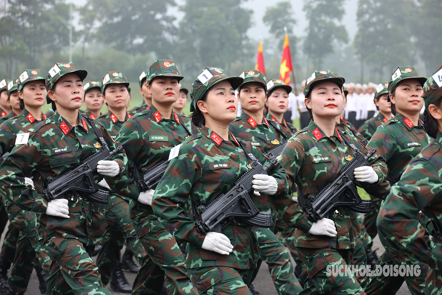 Những 'bóng hồng' vượt nắng luyện tập cho ngày diễu binh Kỷ niệm 70 năm Chiến thắng Điện Biên Phủ- Ảnh 6.