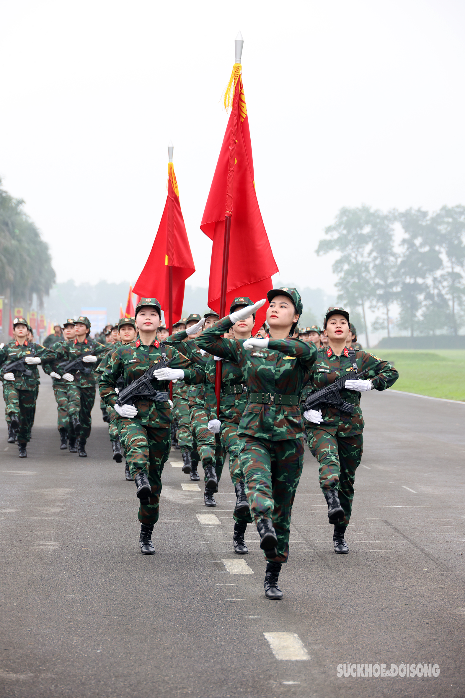 Những 'bóng hồng' vượt nắng luyện tập cho ngày diễu binh Kỷ niệm 70 năm Chiến thắng Điện Biên Phủ- Ảnh 4.
