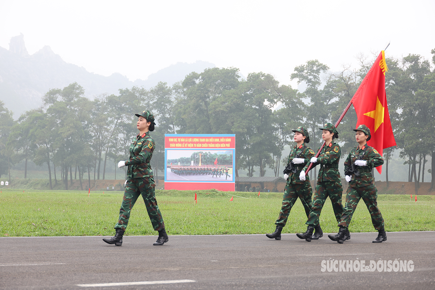 Những 'bóng hồng' vượt nắng luyện tập cho ngày diễu binh Kỷ niệm 70 năm Chiến thắng Điện Biên Phủ- Ảnh 3.