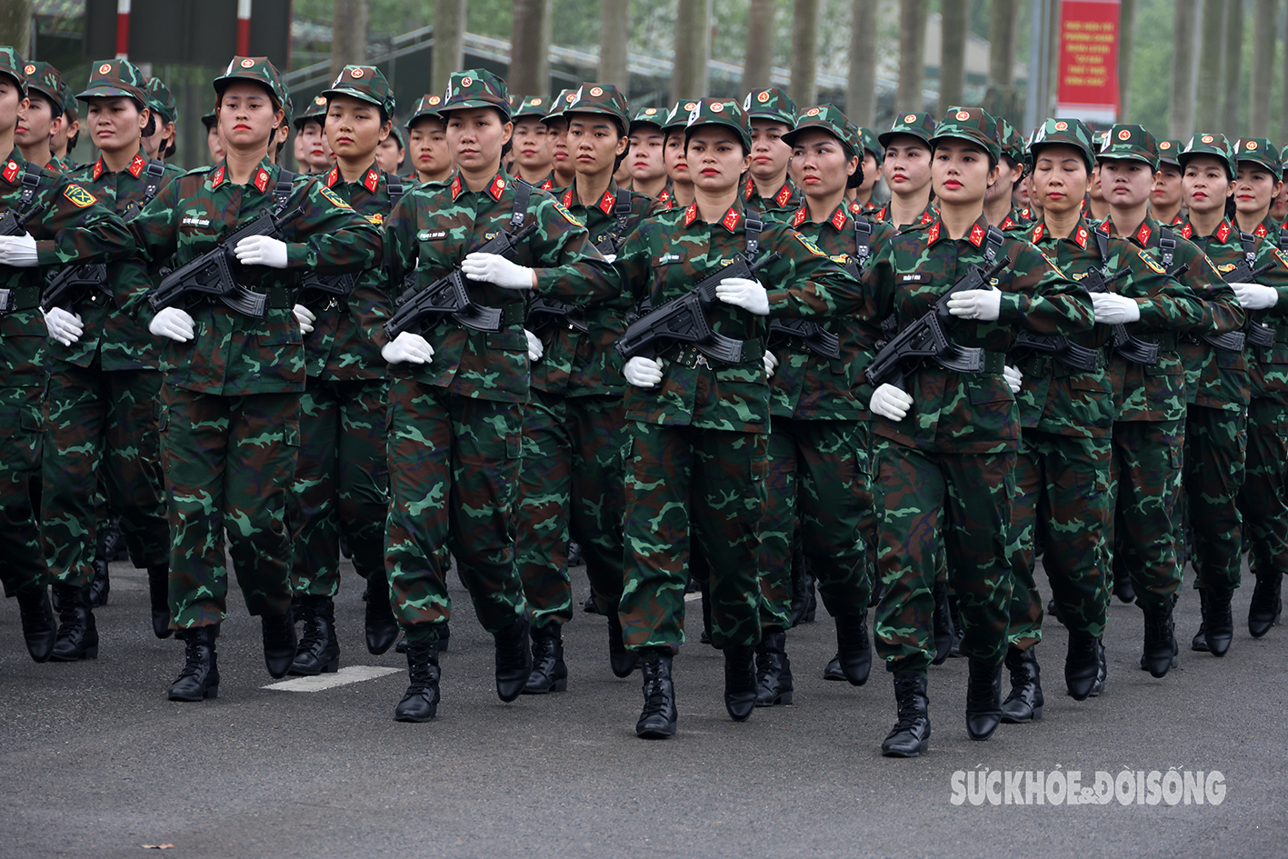 Những 'bóng hồng' vượt nắng luyện tập cho ngày diễu binh Kỷ niệm 70 năm Chiến thắng Điện Biên Phủ- Ảnh 7.