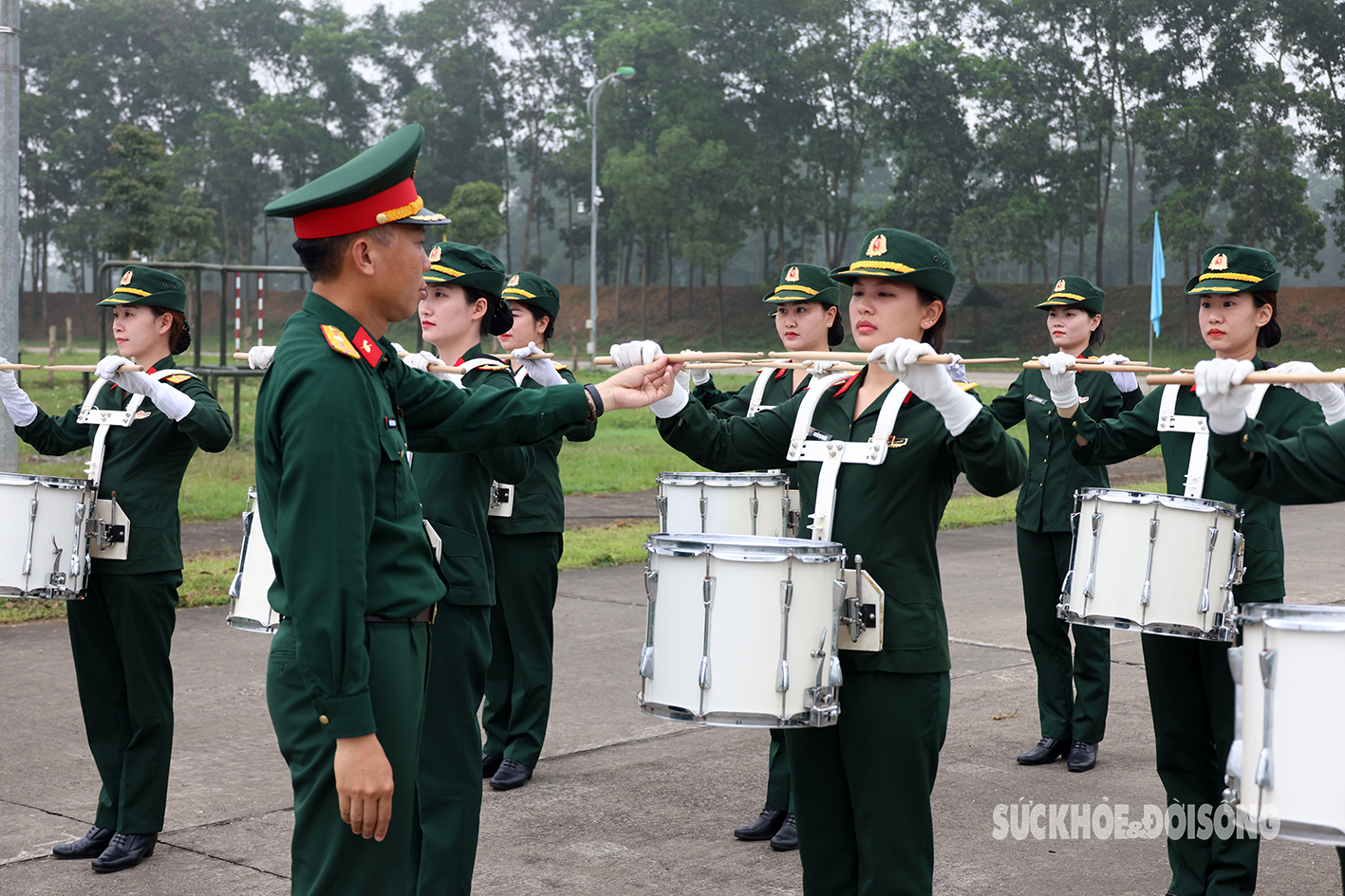 Những 'bóng hồng' vượt nắng luyện tập cho ngày diễu binh Kỷ niệm 70 năm Chiến thắng Điện Biên Phủ- Ảnh 8.