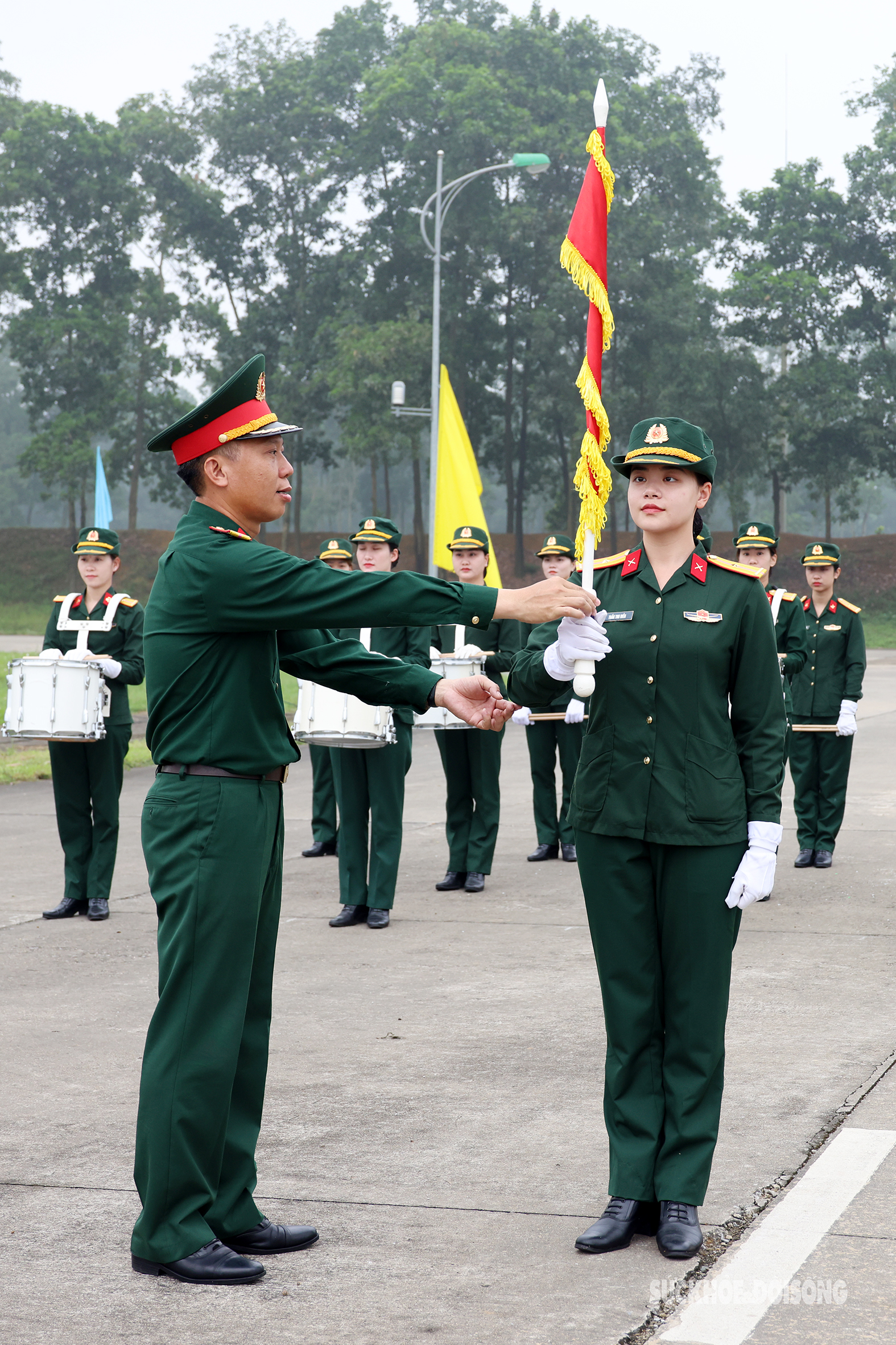 Những 'bóng hồng' vượt nắng luyện tập cho ngày diễu binh Kỷ niệm 70 năm Chiến thắng Điện Biên Phủ- Ảnh 10.