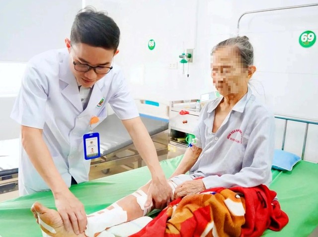 Bệnh viện ĐKTP Vinh 'hồi sinh' bàn chân nguy cơ hoại tử cho cụ bà 88 tuổi- Ảnh 4.