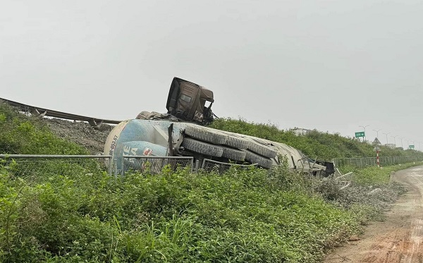 Ô tô đầu kéo văng khỏi cao tốc Pháp Vân - Cầu Giẽ sau vụ va chạm- Ảnh 2.