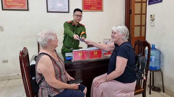 Công an Việt Nam mời du khách Australia đến nhận hộ chiếu bị đánh rơi- Ảnh 1.