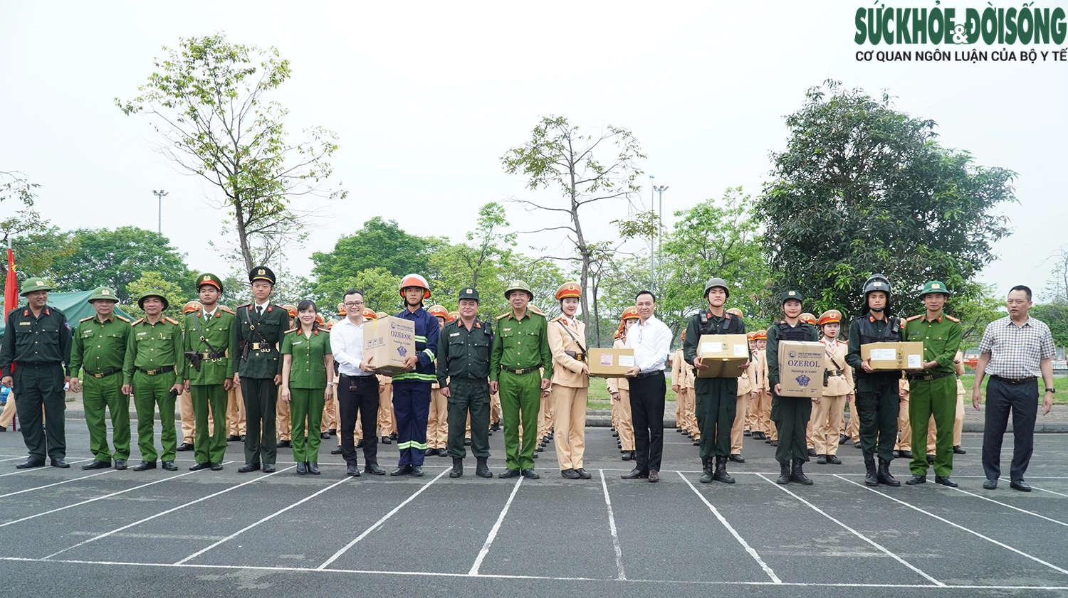 Giúp chiến sĩ phòng, chống say nắng khi tham gia luyện tập kỷ niệm 70 Năm Chiến thắng Điện Biên Phủ- Ảnh 1.