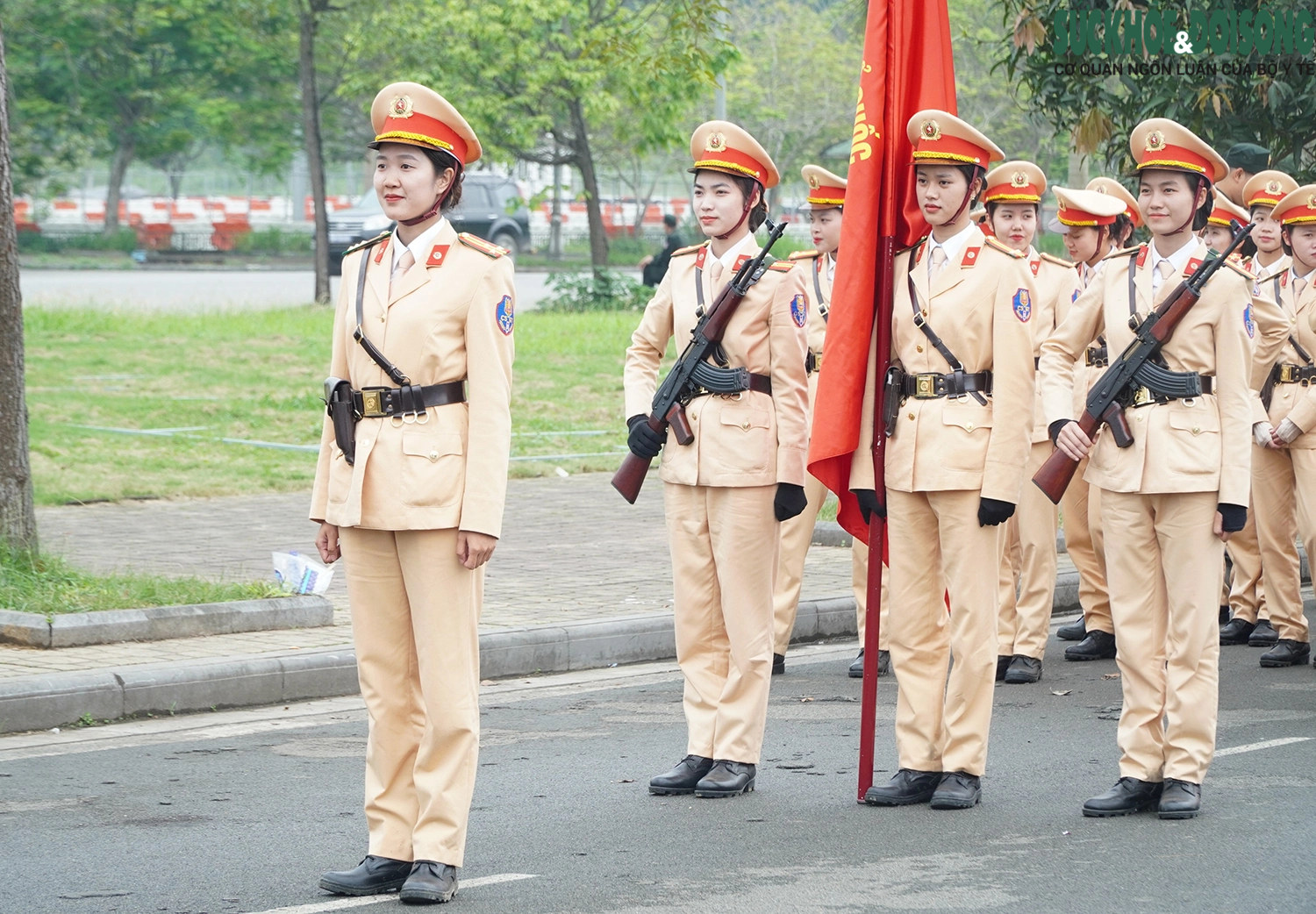 Giúp chiến sĩ phòng, chống say nắng khi tham gia luyện tập kỷ niệm 70 Năm Chiến thắng Điện Biên Phủ- Ảnh 2.