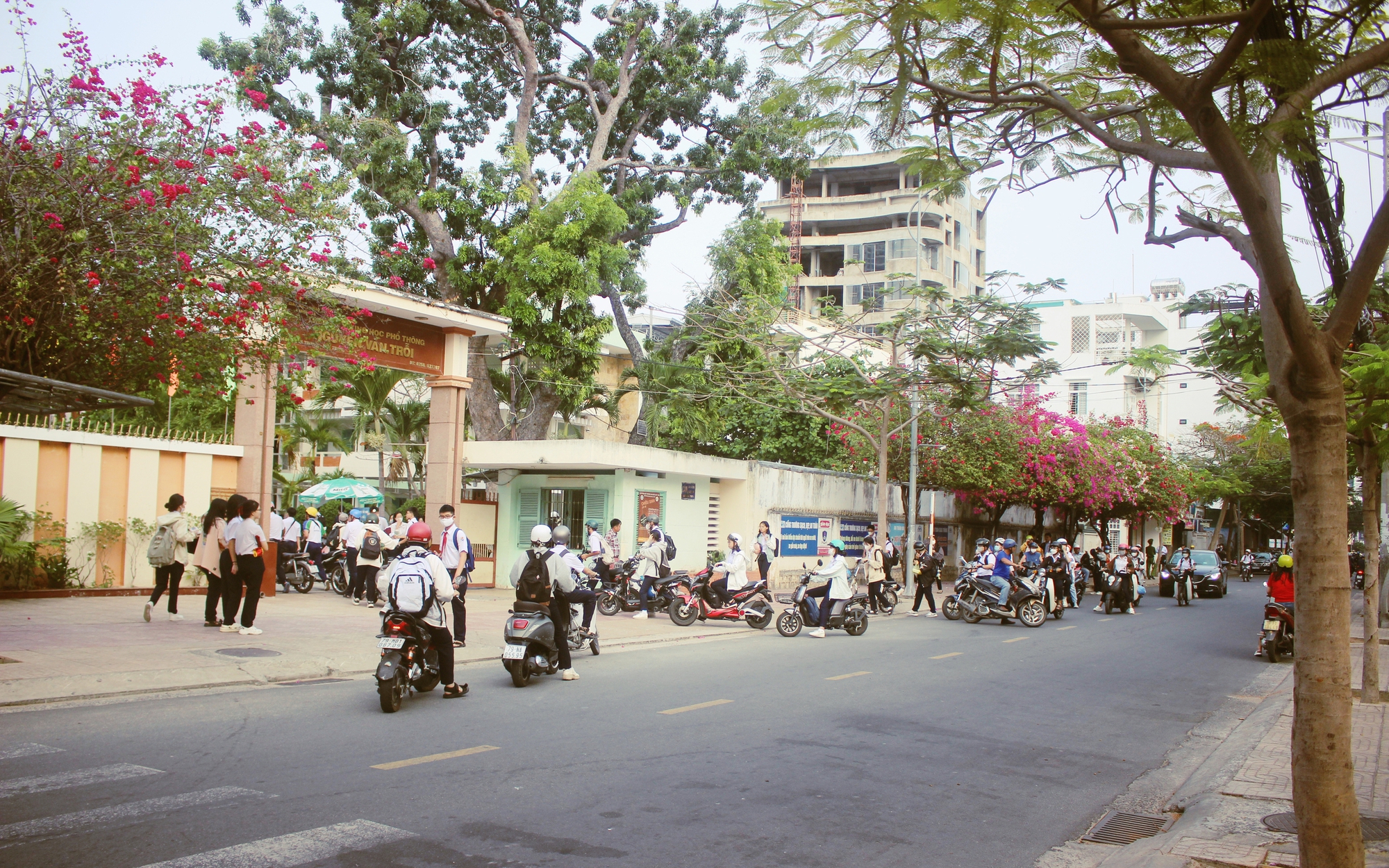 Sau hàng loạt vụ ngộ độc thực phẩm ở Nha Trang, không còn hàng rong trước cổng trường học