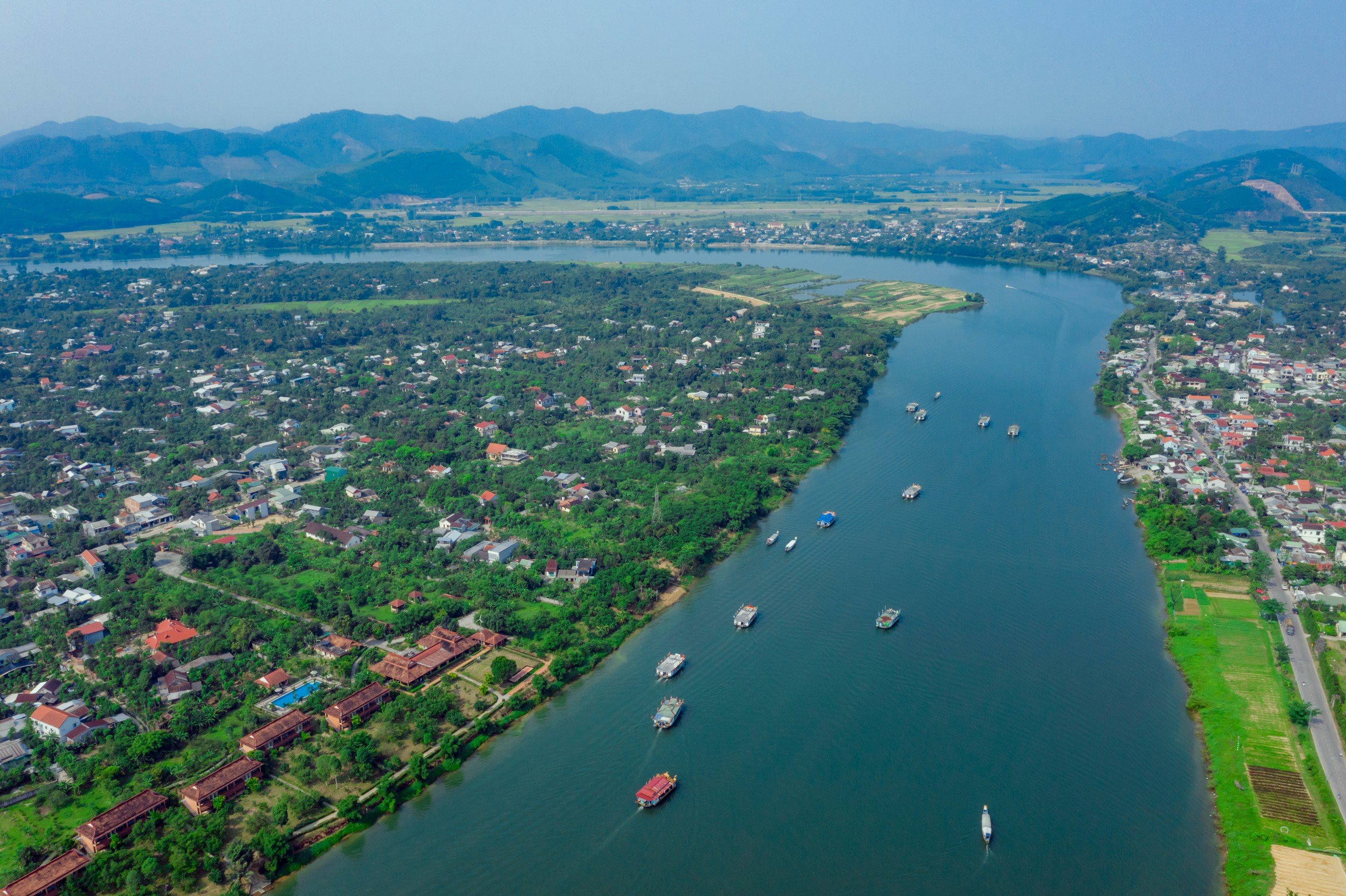 Hàng nghìn người tham gia đoàn rước đường bộ kéo dài 3km tại lễ hội điện Huệ Nam- Ảnh 10.