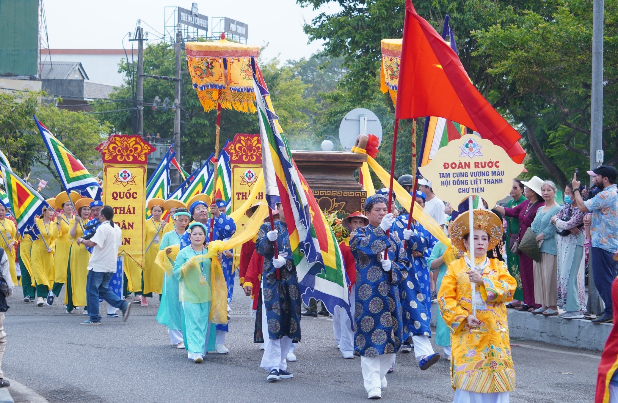 Hàng nghìn người tham gia đoàn rước đường bộ kéo dài 3km tại lễ hội điện Huệ Nam- Ảnh 5.