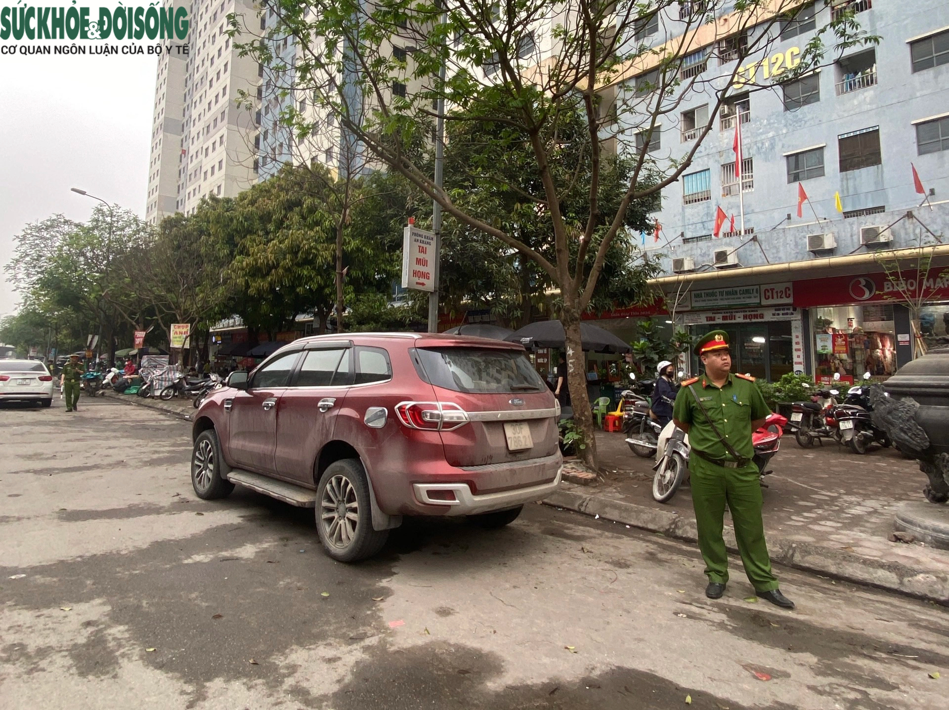 Hà Nội xử lý ô tô đỗ chiếm lòng đường trước chung cư Kim Văn - Kim Lũ: Chưa có giải pháp hiệu quả - Ảnh 2.