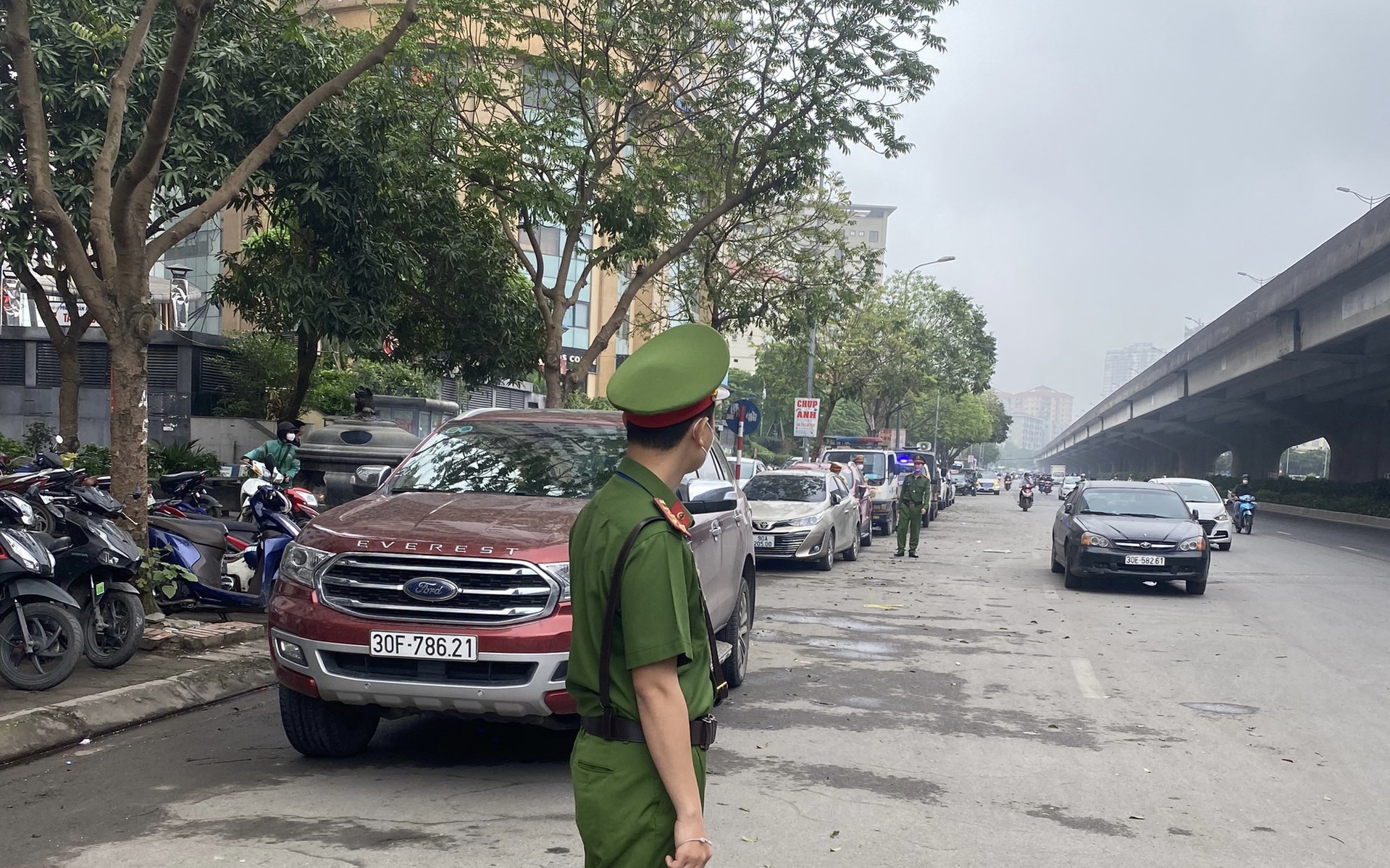 Hà Nội xử lý ô tô đỗ chiếm lòng đường trước chung cư Kim Văn - Kim Lũ: Chưa có giải pháp hiệu quả