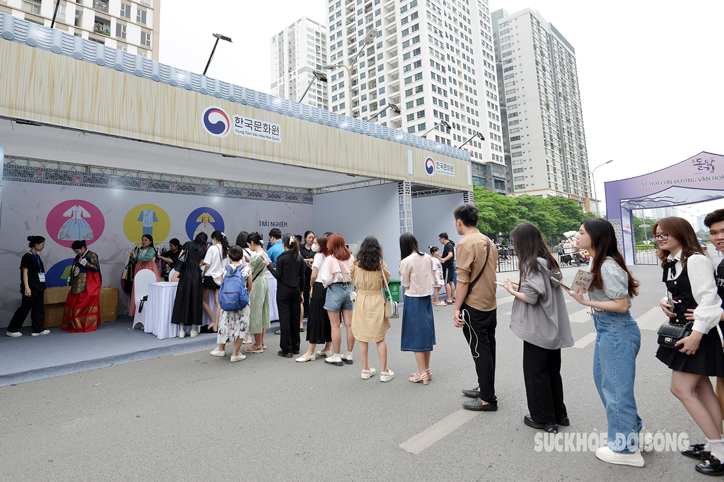 Giới trẻ xúng xính trong trang phục Hàn Quốc check-in tại con đường ‘hot’ nhất Hà Nội- Ảnh 10.