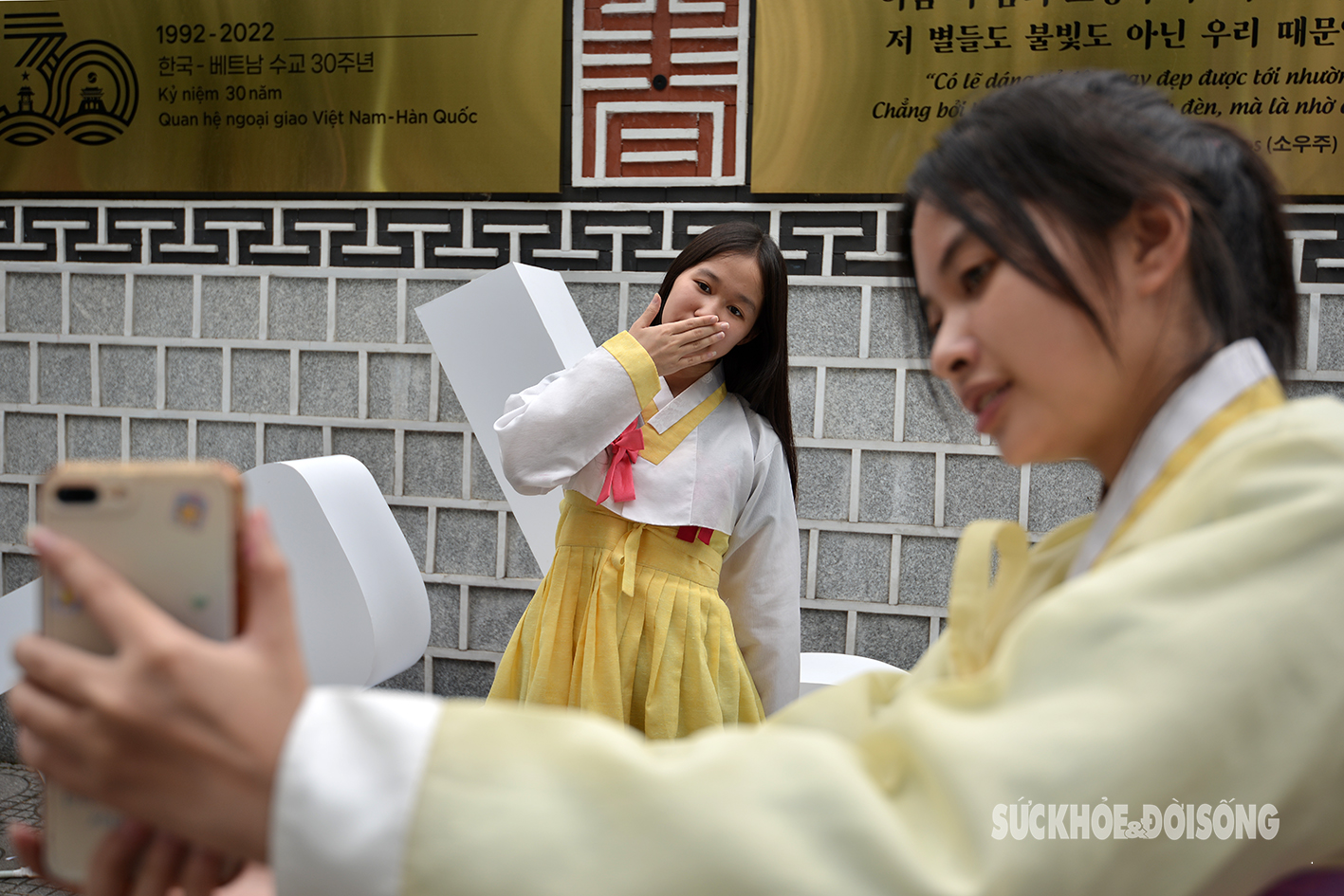 Giới trẻ xúng xính trong trang phục Hàn Quốc check-in tại con đường ‘hot’ nhất Hà Nội- Ảnh 3.