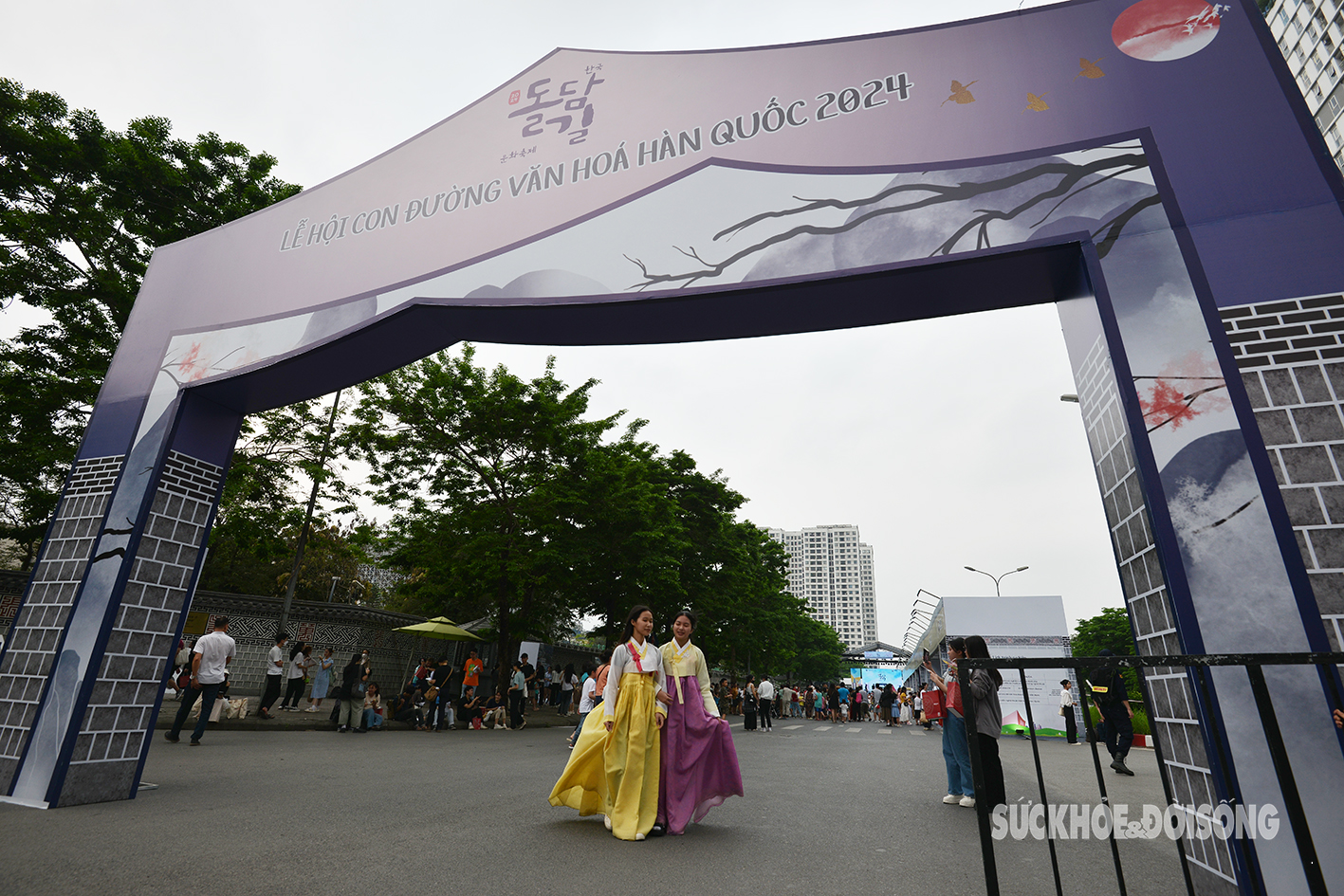 Giới trẻ xúng xính trong trang phục Hàn Quốc check-in tại con đường ‘hot’ nhất Hà Nội- Ảnh 2.