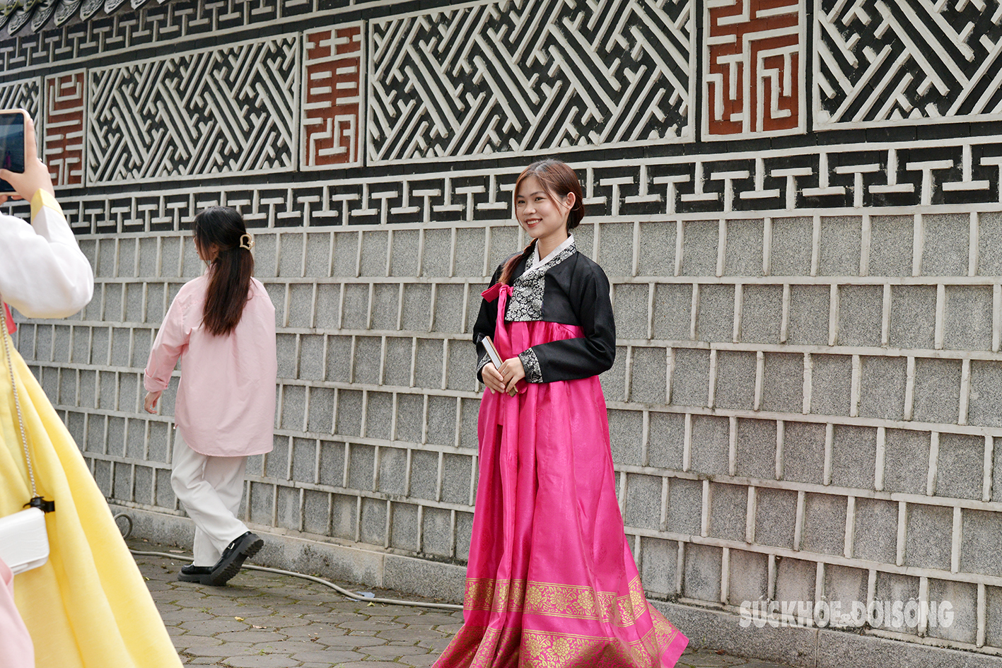 Giới trẻ xúng xính trong trang phục Hàn Quốc check-in tại con đường ‘hot’ nhất Hà Nội- Ảnh 4.