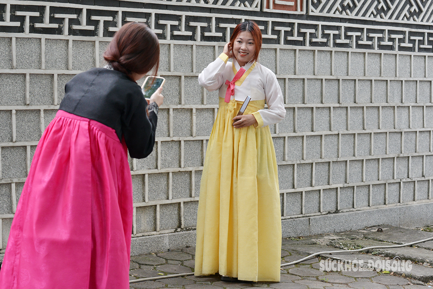 Giới trẻ xúng xính trong trang phục Hàn Quốc check-in tại con đường ‘hot’ nhất Hà Nội- Ảnh 5.