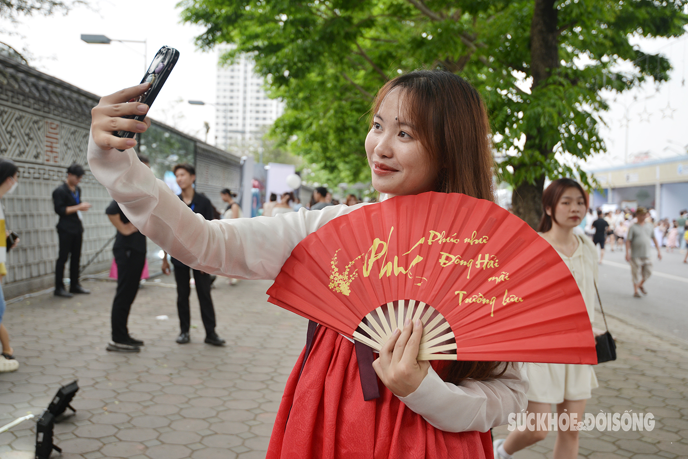 Giới trẻ xúng xính trong trang phục Hàn Quốc check-in tại con đường ‘hot’ nhất Hà Nội- Ảnh 7.