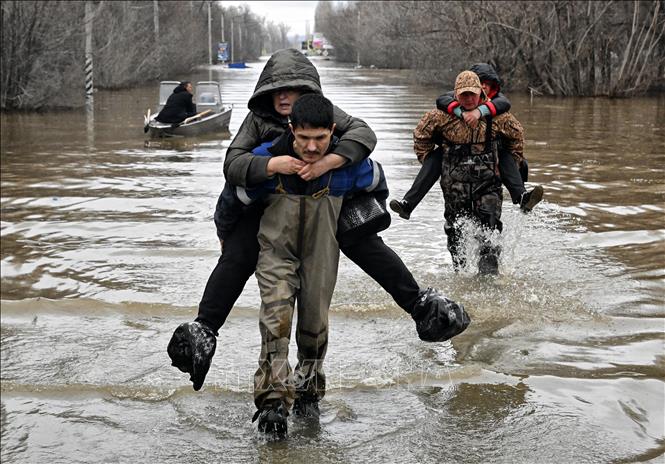 Nga và Kazakhstan sơ tán hàng nghìn người do lũ lụt- Ảnh 1.
