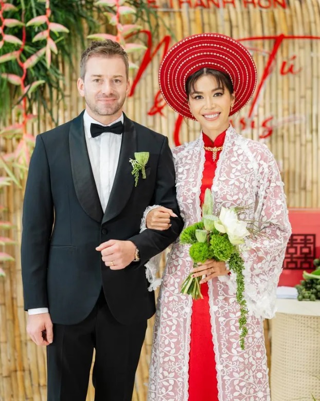 Điều đặc biệt trong đám cưới Minh Tú: Cô dâu chú rể diện trang phục giống ba mẹ 43 năm trước- Ảnh 2.