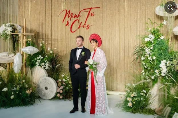 Điều đặc biệt trong đám cưới Minh Tú: Cô dâu chú rể diện trang phục giống ba mẹ 43 năm trước- Ảnh 1.