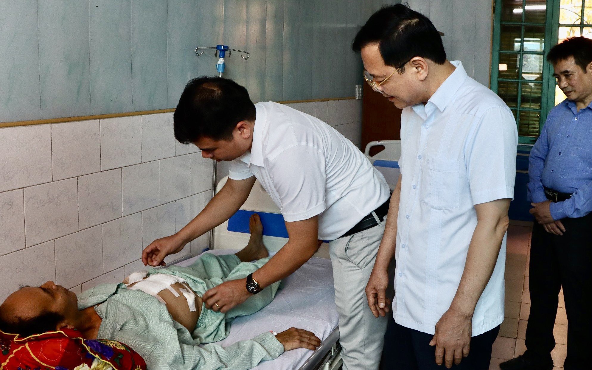 Chủ tịch tỉnh Thái Bình tặng bằng khen bác sĩ tuyến huyện cứu thành công bệnh nhân vỡ u đại tràng