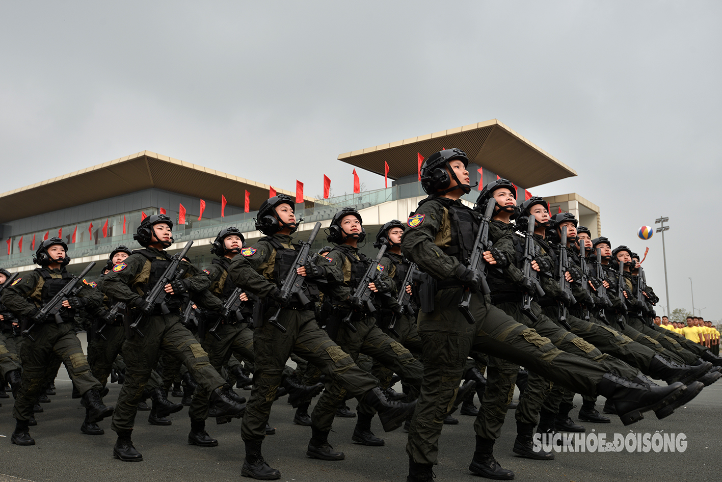 Những ‘bông hồng thép’ của lực lượng cảnh sát cơ động trong lễ diễu binh- Ảnh 3.