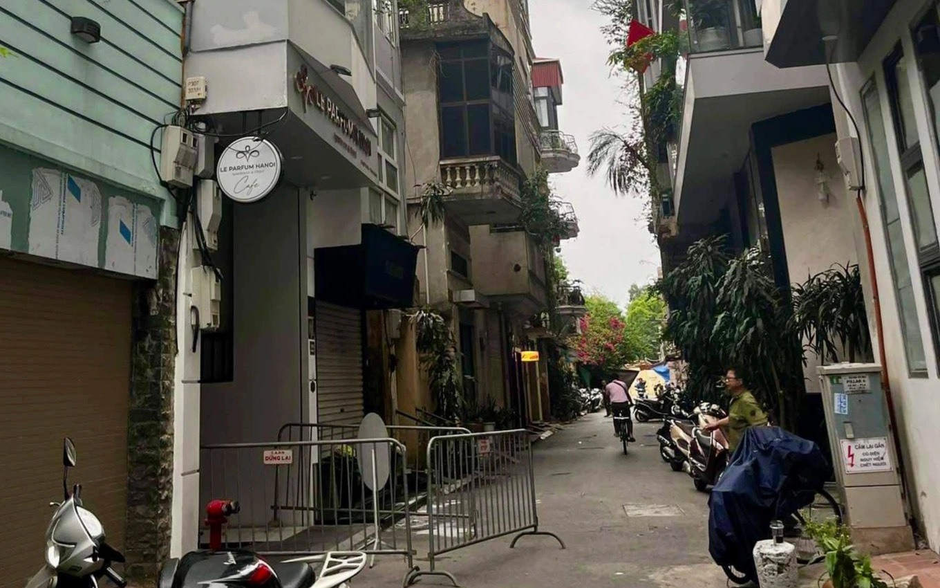 Sập mái kính nhà cao tầng ở Hà Nội, 2 người chết, 2 người bị thương