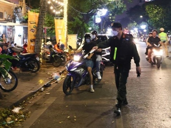Hà Nội 3 ngày bắt giữ 68 phương tiện gây rối an toàn giao thông - Ảnh 1.