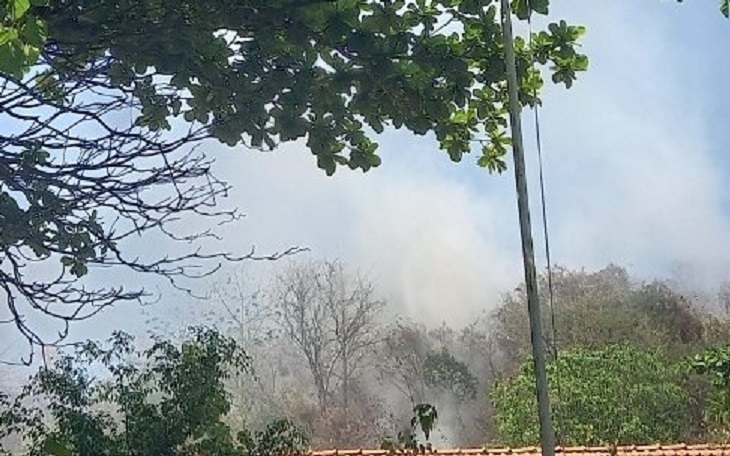 Video: Cháy trên đồi Trại Thủy ở Nha Trang, khói lan cả vào khu dân cư