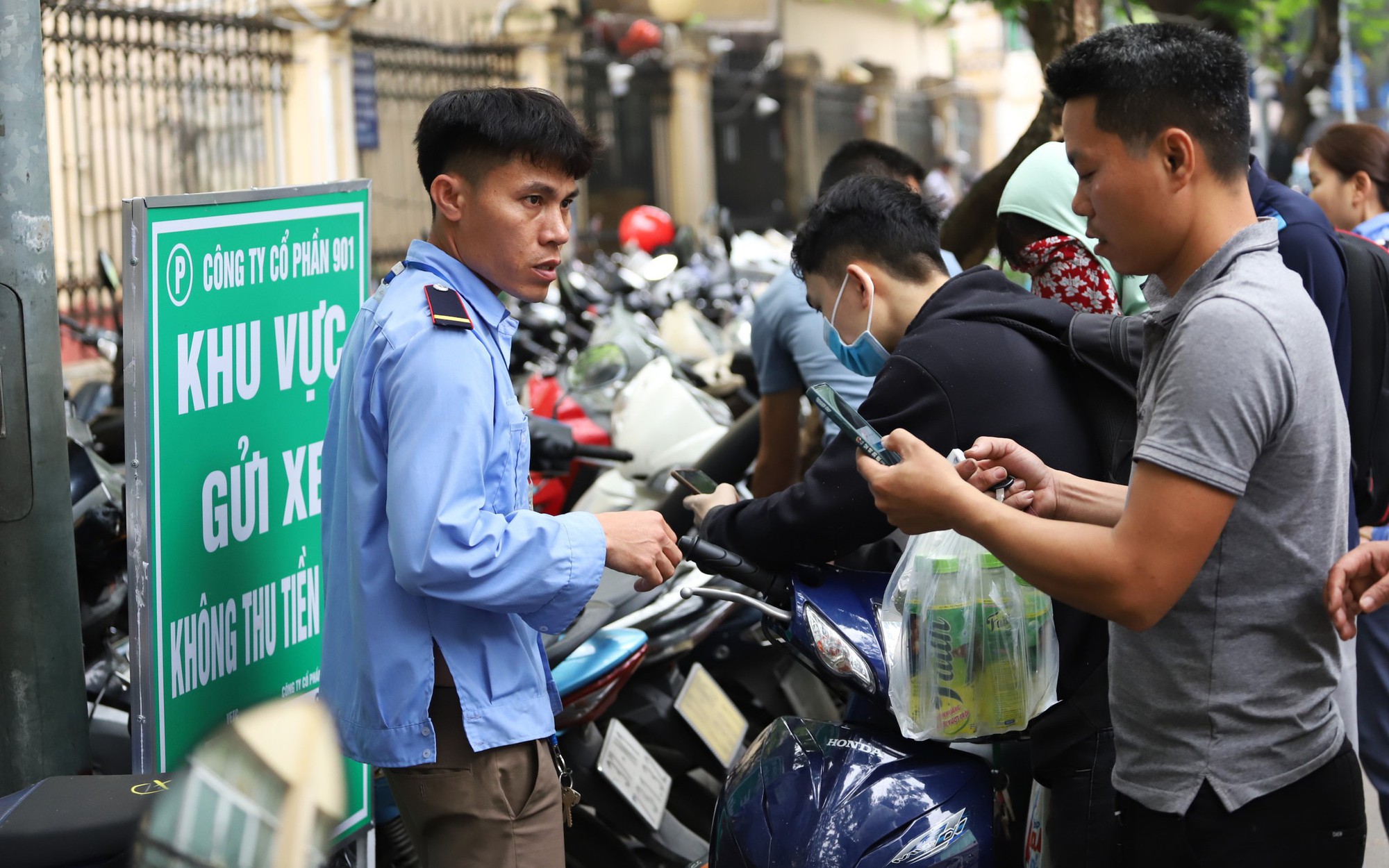 Nhiều bất cập trong ngày mở rộng thí điểm thu phí đỗ xe không dùng tiền mặt